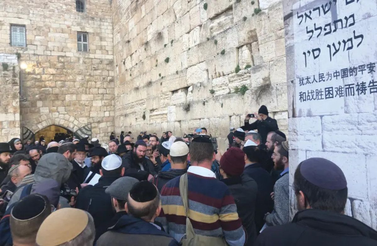 Multidões em frente ao Kotel, o Muro das Lamentações em Jerusalém.