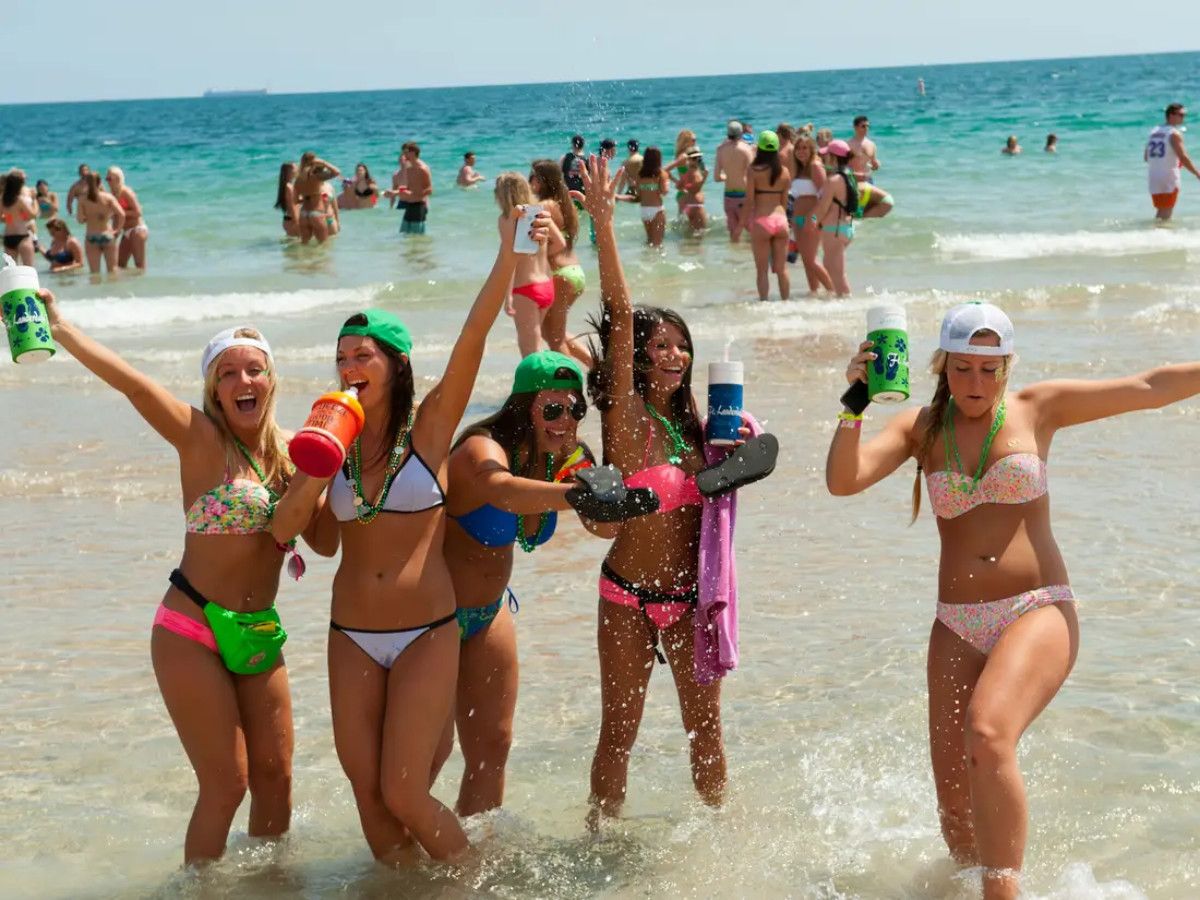 Mulheres jovens curtindo Miami apesar do COVID-19.