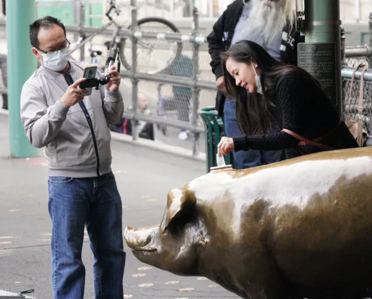 Turistas posando em frente ao Rachel the Piggy Bank em Seattle.