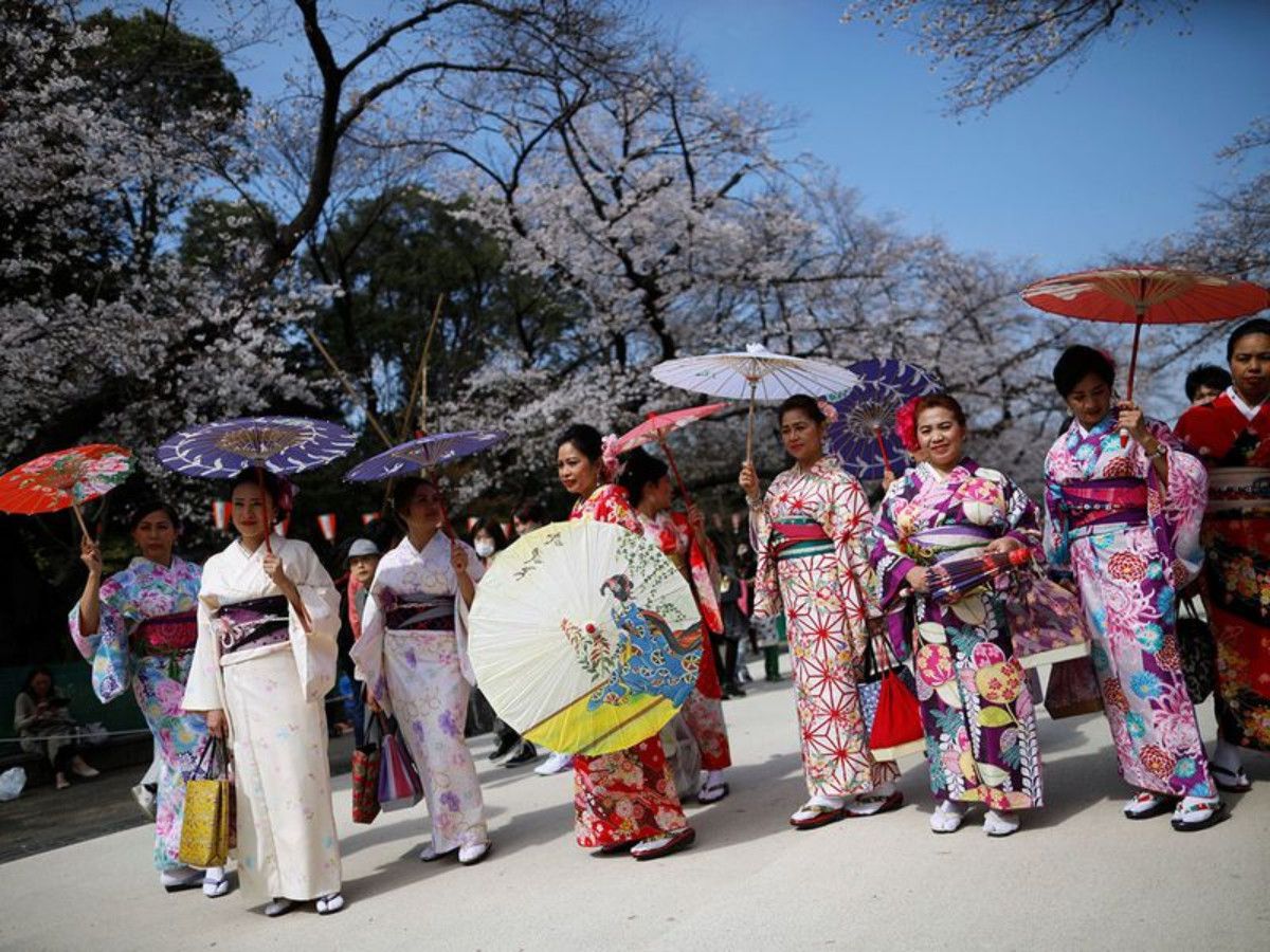 Grupos de pessoas aproveitando a estação das cerejeiras no Japão, apesar do coronavírus.