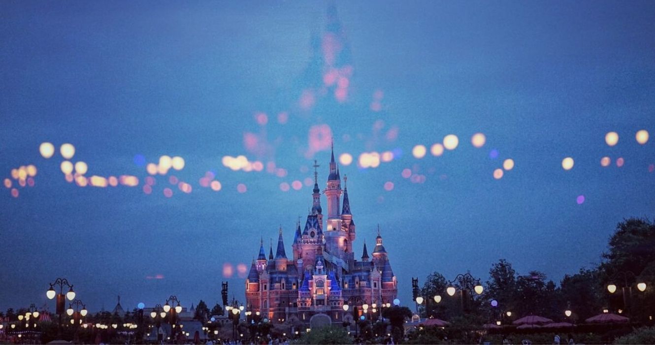 Vista do castelo da Disney à noite à distância