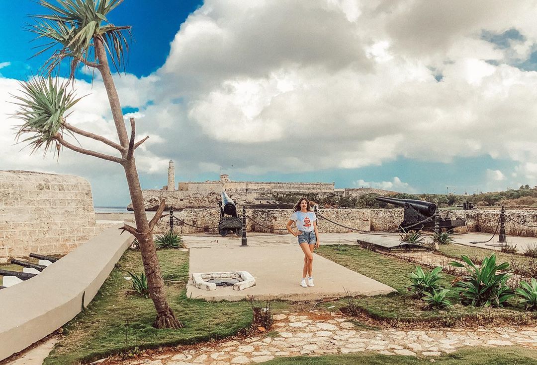 Alguém de pé em um resort cubano