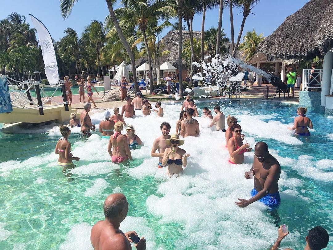 Pessoas se divertindo em uma piscina em um resort