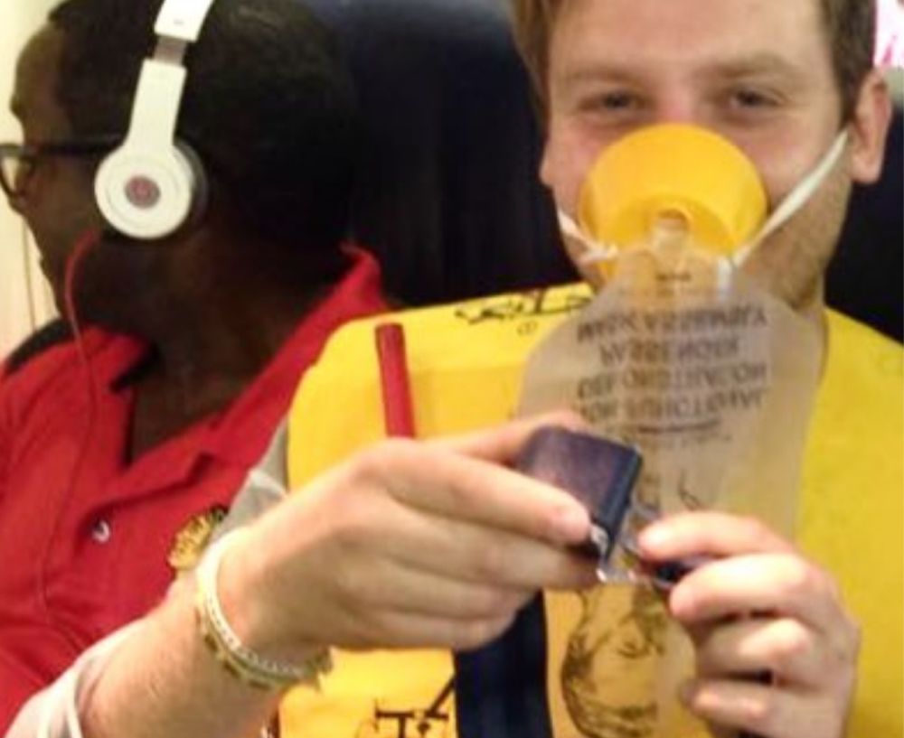 Passageiro de avião usando máscara de oxigênio