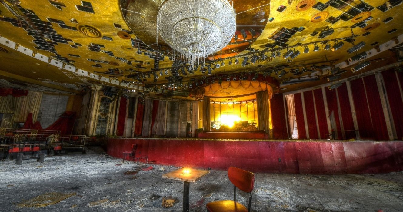 um salão de baile abandonado em um resort em Catskills