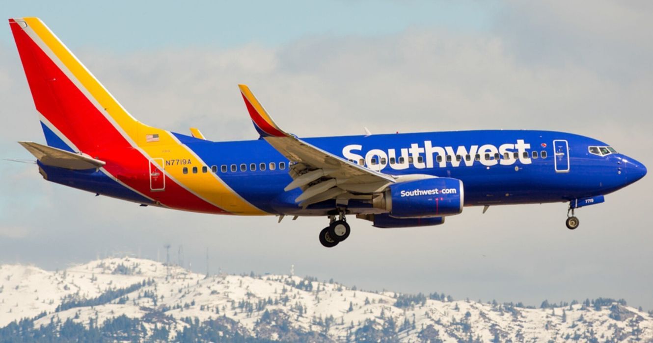 uma foto de um avião da Southwest Airlines decolando