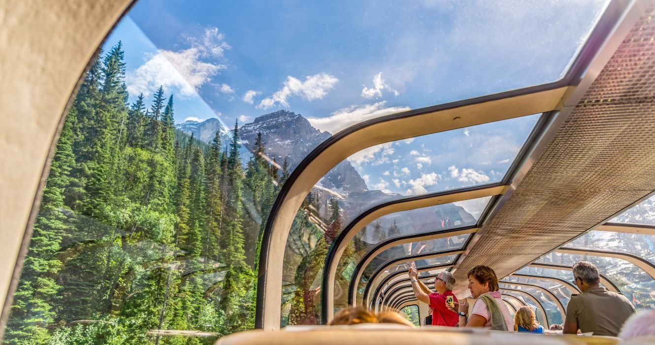um trem com cúpula de vidro nas montanhas rochosas canadenses