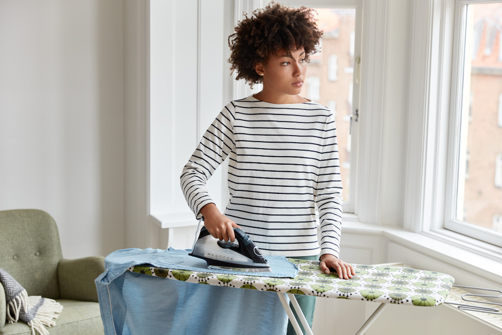 Como lavar uniformes da empresa corretamente? 4 passar roupa